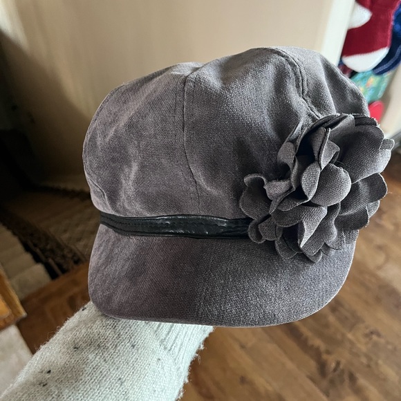 Gray flowered hat with black trim CC exclusives brand - Picture 2 of 3